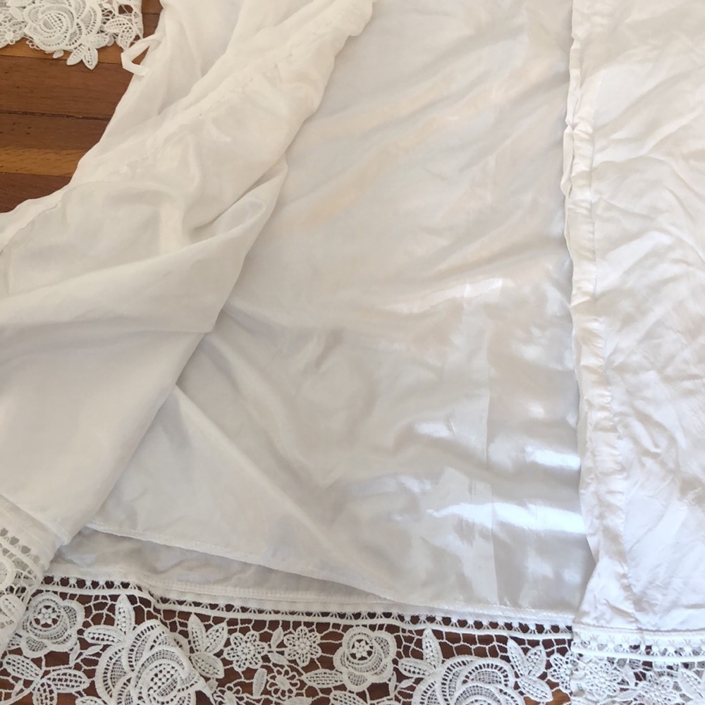 White Laced Robe - Picture 4 of 8